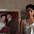 『完美生活 』監督:エミリー・タン(中国) 『完美生活』監督:エミリー・タン 2008年、香港–中国、95分、HD カラー、 シノプシス 2人の女性が人生の岐路に立っている。見ず知らず、何の関係もない。だが彼女達の過去にも未来にも何かしら共通なものがあるかも知れない。 憂鬱な中国北東部の工業都市で、生活に不安を抱える21才のリーは、足に障害を持つ男に出会い、彼の依頼で香港に近い深圳市(しんせん)に一枚の絵を運ぶ事を頼まれた時、ついに広い世界を知る為の第一歩を踏み出すチャンスを掴んだ。 彼女はその男の信用出来ない約束を失うが、 家は戻らず、深圳に残って厳しい生活の中で生きていく事を選択する。 ジェニーは深圳の町でリーに遭遇する。ジェニーは離婚協議中だ。彼女は、はっきりしない理由のまま、長い間夢に見ていた香港での生活を離れ、願いを叶えられないままの生活に葛藤していた。 2009年バンクーバー国際映画祭「Dragons & Tigers」 2009年香港国際映画祭「Golden Digital Prize」 第65回ヴェニス国際映画祭 produced by チョウ・クァン、ジャ・ジャンクー、リー・シュドン 背景 1970年代の市場開放政策によって、中国は大きな社会の変革と経済成長を見た。しかしその変革はそれぞれの地方に大きな格差の歪みを生んだ。新経済体制により中国北東部に元々あった計画経済政策下の多くの巨大企業は倒産した。それまで国から無料の生活保護を受けていた何百万人もの労働者達は余剰人員となり自由市場経済の大混乱に巻き込まれた。彼らの子供達もまた、生まれ育った街で職に就く事はほとんど無理だと悟っている。 地方では 何百、何千万の農夫達が畑を後にし、仕事を求め、より良い生活を求めて都市部に向かった。職を失った労働者達とその子供達も一緒に中国南部の沿岸都市に洪水のように流れ込んだ。そこでは世界の生産システムの中で不法に行われている低賃金労働が彼らを待っていた。 この南向移住の波は1990年代全般に渡ってピークを迎えた。1992年に前指導者、鄧小平が南中国を周り開放政策と経済活性を中国復活の道として演説を行った後である。この深圳市は香港に近い故に多くの移住者にとって魅力的だった。 今日、深圳市に住む1200万人中、1000万人は他の地方から来た移住者である。その中で大多数が若い女性達。だが彼女達の仕事や生活の環境は厳しい。毎日数えきれない程の移住者が、離れるか、留まるか、地元に帰るか、、、選択を迫られている。 エイミー・タン 四川省で生まれ北京で育つ。西洋文学と言語学を北京大学で学ぶ。Chinese National Institute of Arts の大学院ではドラマを専攻。1997年に自身が監督・製作したドキュメンタリーを中国中央電視台(CCTV)で放映。1998年に中央戯劇学院で監督プログラムに参加し映画監督としての道を切り開く。...
