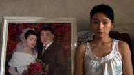 『完美生活 』監督:エミリー・タン(中国) 『完美生活』監督:エミリー・タン 2008年、香港–中国、95分、HD カラー、 シノプシス 2人の女性が人生の岐路に立っている。見ず知らず、何の関係もない。だが彼女達の過去にも未来にも何かしら共通なものがあるかも知れない。 憂鬱な中国北東部の工業都市で、生活に不安を抱える21才のリーは、足に障害を持つ男に出会い、彼の依頼で香港に近い深圳市(しんせん)に一枚の絵を運ぶ事を頼まれた時、ついに広い世界を知る為の第一歩を踏み出すチャンスを掴んだ。 彼女はその男の信用出来ない約束を失うが、 家は戻らず、深圳に残って厳しい生活の中で生きていく事を選択する。 ジェニーは深圳の町でリーに遭遇する。ジェニーは離婚協議中だ。彼女は、はっきりしない理由のまま、長い間夢に見ていた香港での生活を離れ、願いを叶えられないままの生活に葛藤していた。 2009年バンクーバー国際映画祭「Dragons & Tigers」 2009年香港国際映画祭「Golden Digital Prize」 第65回ヴェニス国際映画祭 produced by チョウ・クァン、ジャ・ジャンクー、リー・シュドン 背景 1970年代の市場開放政策によって、中国は大きな社会の変革と経済成長を見た。しかしその変革はそれぞれの地方に大きな格差の歪みを生んだ。新経済体制により中国北東部に元々あった計画経済政策下の多くの巨大企業は倒産した。それまで国から無料の生活保護を受けていた何百万人もの労働者達は余剰人員となり自由市場経済の大混乱に巻き込まれた。彼らの子供達もまた、生まれ育った街で職に就く事はほとんど無理だと悟っている。 地方では 何百、何千万の農夫達が畑を後にし、仕事を求め、より良い生活を求めて都市部に向かった。職を失った労働者達とその子供達も一緒に中国南部の沿岸都市に洪水のように流れ込んだ。そこでは世界の生産システムの中で不法に行われている低賃金労働が彼らを待っていた。 この南向移住の波は1990年代全般に渡ってピークを迎えた。1992年に前指導者、鄧小平が南中国を周り開放政策と経済活性を中国復活の道として演説を行った後である。この深圳市は香港に近い故に多くの移住者にとって魅力的だった。 今日、深圳市に住む1200万人中、1000万人は他の地方から来た移住者である。その中で大多数が若い女性達。だが彼女達の仕事や生活の環境は厳しい。毎日数えきれない程の移住者が、離れるか、留まるか、地元に帰るか、、、選択を迫られている。 エイミー・タン 四川省で生まれ北京で育つ。西洋文学と言語学を北京大学で学ぶ。Chinese National Institute of Arts の大学院ではドラマを専攻。1997年に自身が監督・製作したドキュメンタリーを中国中央電視台(CCTV)で放映。1998年に中央戯劇学院で監督プログラムに参加し映画監督としての道を切り開く。...