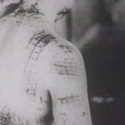 『広島ー長崎1945年8月』監督:エリック・バーナウ 広島ー長崎1945年8月 監督:エリック・バーナウ 撮影:岩崎 昶(あきら) 16分・白黒・1945/70、16ミリ映画 原爆投下の翌月に日本映画社が撮影し2時間40分にまとめた広島・長崎の記録映画は、その後GHQが没収、アメリカ政府により1967年まで封印され、原爆の実態が世界に動画で伝えられることはなかった。それがどういうわけか急に封印が解かれ、米公文書館に誰もが使える公有財産として下ろされ、同時に日本国政府に返却された。映像制作者でドキュメンタリー史家のエリック・バーナウ(彼の著書『ドキュメンタリー』は何十年の時を超えていまだに教科書として米大学で使用されている)率いるコロンビア大の映像制作チームがそれを聞きつけ、ワシントンDCの公文書館で映像を目にし、強い衝撃を受けた。そして、ベトナム戦争下の一般アメリカ人に原爆の恐ろしさを伝えるために、特に人体への影響に焦点をあてながら1970年に製作・発表されたのが16分の本作品。 日本では返還されたフッテージをもとにNHKがドキュメンタリーを製作、放送していたが、人体への影響部分は病院で撮影シーンの患者のプライバシーの侵害を考慮してすべてカットしていた。その後本作が日本に逆輸入され、1970年にテレビで放送、大きな話題を読んだ。視聴者、特に広島・長崎の被爆者の人達の間では、自分たちの本当の体験を伝えてくれている、と反響はよかったという。フッテージを撮影した岩崎昶(あきら、著名な映画監督)は、連絡をもらった当初はアメリカ人がつくる原爆映画と訝しがったが、完成作品を見て、核のない世界を望む心は同じと感動したと言う(詳しくは『占領されたスクリーン―わが戦後史』 岩崎昶著(1975年)参照) アメリカ人による最初の、そして今なお非常に希少な、原爆体験を伝える映画。国境を超えて残るべき作品。 同時上映 8/7, 7:30pm 『黒い雨』 同時上映 8/13, 10:30am 『ヒバクシャとボクの旅』