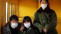 『十年』『黒い朝食』監督:ジャ・ジャンクー 『十年』2007年、8分、カラー シノプシス 列車は春も夏も行き来している。列車が通り過ぎて行くのは中国の現実を最も映し出す町と大地で、列車の乗客たちが本当のフツウの中国人の顔だ。二人の女性が車上で毎日顔を合わせる。でも言葉は交わさない。SARSの流行る時、二人は共に座り見つめ合う。 監督の言葉 人生の十年の経過は列車のようにー止まれない。時の流れが伝える人生への答えは、年を重ねるという事以外、実体はない。 『黒い朝食』2008年、5分、カラー 第60回世界人権宣言に寄せて作られた、環境、人権、をテーマにした短編。ジャ・ジャンクーの故郷の山西省は中国一の炭坑の町で、600キロも離れた北京の電力を供給している。そしてそこは国連により世界トップクラスの大気汚染の町と指定されている。ジャジャンクーの代表作品の一つ『プラットホーム』(2000)や短編『十年』にも同様の巨大発電所が登場している。ススにまみれた故郷の人々を描くことで、監督は世界へ何を発信しているのだろうか。