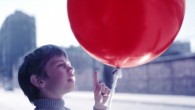 『赤い風船』&『白い馬』監督:アルベール・ラモリス 心にしみ入る美しい映像と少しのセリフで魔法の映画を創り上げた戦後フランスのアルベール・ラモリス。 子供を主人公にした(監督の息子パスカルは両作品に登場)シンプルなストーリーには、戦争・世の中の善悪のしくみ、そしてその中で戦って行きていく子供達への思いなど、沢山の気持ちが込められている。 日本が将来への不安を抱えてふんばっている今年に、子供達に夢いっぱいに元気に育ってほしいという願いを込めて、子供たち(=いのち)への愛が詰まったこの2つの宝物のような映画を贈ります。—主催者より。 『赤い風船』&『白い馬』 <Introduction> 何度観ても色あせない感動。 1956年に生まれたアルベール・ラモリスの『赤い風船』は、その年のカンヌ国際映画祭でパルム・ドールを受賞、その後数々の映画賞に輝き、世代を超え愛され続けてきた。しかし、日本では不朽の名作の地位を得ながらも観る機会が限られ、その存在だけが語り継がれる伝説の映画でもあった。 2007年カンヌ国際映画祭。長年難航してきた権利問題が解決し、デジタルリマスターによって鮮やかに甦った『赤い風船』は、1953年度カンヌ国際映画祭グランプリに輝いた同監督の『白い馬』と共に再び出品される。同じ作品の二度の正式出品自体、映画祭史上初の事件だったが、なにより話題をさらったのはその少しも色あせない映画の力だった。(二度目は監督週間出品) 監督ラモリスの世界は、シンプルなストーリーとわずかな台詞によって構成されているのにも関わらず、映画が語りつくせる限りのものが詰まっている。風船と少年が織り成すたった36分の物語、そして白い馬と少年の絆の中には、喜び、驚き、切なさがあり、人間の豊かな感情と可能性が焼き付けられている。この作品で私たちは、“映画”への愛を呼び覚まされるに違いない。 <赤い風船Story> 1950年代、パリ。少年パスカルは街灯に結ばれた赤い風船を見つける。よじ登って風船を手にすると、どうやらその風船には意思があるらしい。手を放してもパスカルになついて後をついてくる。ある日、パスカルと風船の仲の良さを妬んだいたずらっこ達が追いかけてきて…。 監督・脚本:アルベール・ラモリス/出演:パスカル・ラモリス/フランス/1956年/36分/カラー/フランス語/ 原題:Ballon rouge <白い馬Story> 南フランス、カマルグ湿地帯。野生の馬を率いるリーダーである“白いたてがみ”は、無理やりに自分たちを統制しようとする人間たちに、必死に対抗していた。しかし、少年フォルコだけは“白いたてがみ”と心を通わせ、強い絆で結ばれていく。 監督・脚本:アルベール・ラモリス/出演:アラン・エムリー他/フランス/1953年/40分/白黒/フランス語/原題:Crin Blanc ■ 監督Profile アルベール・ラモリス Albert Lamorisse 1922年1月13日、フランスのパリ生まれ。 エコール・デ・ロシュで学んだ後、IDHEC(高等映画学院)の聴講生となり、同時に写真家としての修養を積む。その後写真家としての仕事が注目を集め、フランソワ・テュフェールのアシスタントとなる。監督第一作は、北アフリカのチュニジアのジェルバ島の風物を記録した47年の短篇「ジェルバ」。49年にアラブの少年と彼のロバが繰り広げる冒険を描いた45分の劇映画第一作「小さなロバ、ビム」を発表する。再びジェルバ島で撮影されたこの作品は、完成作は当初商業性が希薄との理由で製作者たちの反応は良くなかった。しかし詩人のジャック・プレヴェールにその魅力を“再発見”され、プレヴェールが新たにコメンタリーを書くことで救われることになる(プレヴェールは後にこの作品のスチル写真と自らの文章を組み合わせた写真絵本を刊行した)。 53年に劇映画第二作『白い馬』を監督。この映画はカンヌ国際映画祭短篇グランプリを始め数々の賞を獲得、一躍ラモリスの名を世界に知らしめた。続いて56年に発表した『赤い風船』もカンヌ映画祭パルム・ドールを始め各種映画賞を総なめにし、ラモリスの名声はより一層高まった。60年には長篇劇映画第一作『素晴らしい風船旅行』の脚本と監督を兼任。振動による画面のブレを引き起こさずにヘリコプターからの空中撮影を可能にする新システム・ヘリヴィジョンを、ラモリス自身が開発・導入した初の映画となった。この作品でラモリスは自らの理想世界を実現するため、画面に写り込んで風景を台なしにしている高速道路を始めとする現代的な設備や建物を特撮で隠してしまう。 62年、再びジャック・プレヴェールをコメンテイターに迎え、『白い馬』のロケ地カマルグで撮影した21分の短篇ドキュメンタリー「野生馬たちの夢想」の監督・脚本・撮影を手掛ける。スローモーションとソフト・フォーカスでカマルグの野生馬たちが浜辺を彷徨し、周囲を取り巻く炎から脱出する様子を幻影と現実を織り交ぜて描いた詩的な作品。65年には長篇劇映画第二作『フィフィ大空をゆく』を発表。警察の追跡から逃げ込んだ先のサーカス一座に雇われた泥棒が、一座の花形娘と恋をするファンタスティック喜劇で、この作品でもヘリヴィジョンが活躍した。 67年には当時の仏文化相アンドレ・マルローからの援助を受け、二本の短篇ドキュメンタリー『パリの空の詩』「ヴェルサイユ」を監督した。63年にはヘリヴィジョンの特許を売り込むため来日したが、商談は成立しなかったという。 70年6月2日、ドキュメンタリー「恋人たちの風」撮影のためイランのテヘラン郊外ハラヤ上空をヘリコプターで飛行中、ヘリコプターの回転翼が電線に触れ、湖に落下するという事故で死去。「恋人たちの風」はラモリスの製作ノートに基づいて未亡人が完成させ、彼の死後8年経った78年に公開された。 また、57年にフランスで発売された有名なボード・ゲーム〈リスク〉は、ラモリスが考案したもの。オリジナルの仏語名称は〈世界征服〉だったが、アメリカのパーカー・ブラザーズがこれに目を付け、〈リスク〉の名で製作・発売したため、この名称が定着した。2~6人用で、42の領土と6つの大陸に分かれたナポレオン時代の世界地図が描かれたボード上でプレイする。プレイヤーたちは軍隊を動かして他のプレイヤーから領土を奪い、最終的にすべての領土をわが物とする(世界征服する)ことで勝利する、というもの。現在コンピュータ・ゲームやビデオ・ゲームにも応用されている。 『 』…日本劇場公開 「 」…日本未公開...